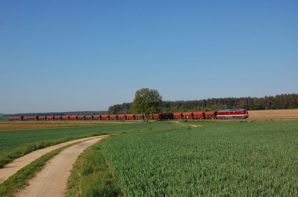 232 088 kam infolge von Gleiserneuerungen zwischen Hirschau und Schnaittenbach am 19.05.2011 f�r ein paar Tage auf die Strecke Amberg-Schnaittenbach. Hier ist sie gerade in einer langgezogenen Kurve bei Mimbach.