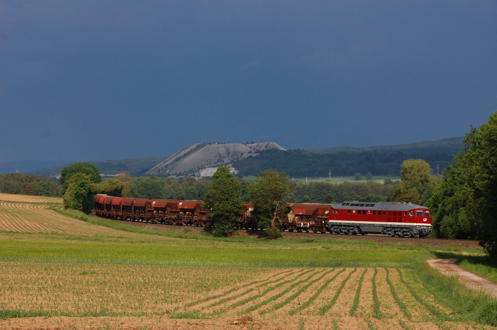 232 088 mit Schotterzug am 21.08.2011 bei Hirschau nach einem starken Gewitter. Im Hintergrund ist der Monte-Kaolino zu sehen, das Wahrzeichen von Hirschau(Strecke Amberg-Schnaittenbach)