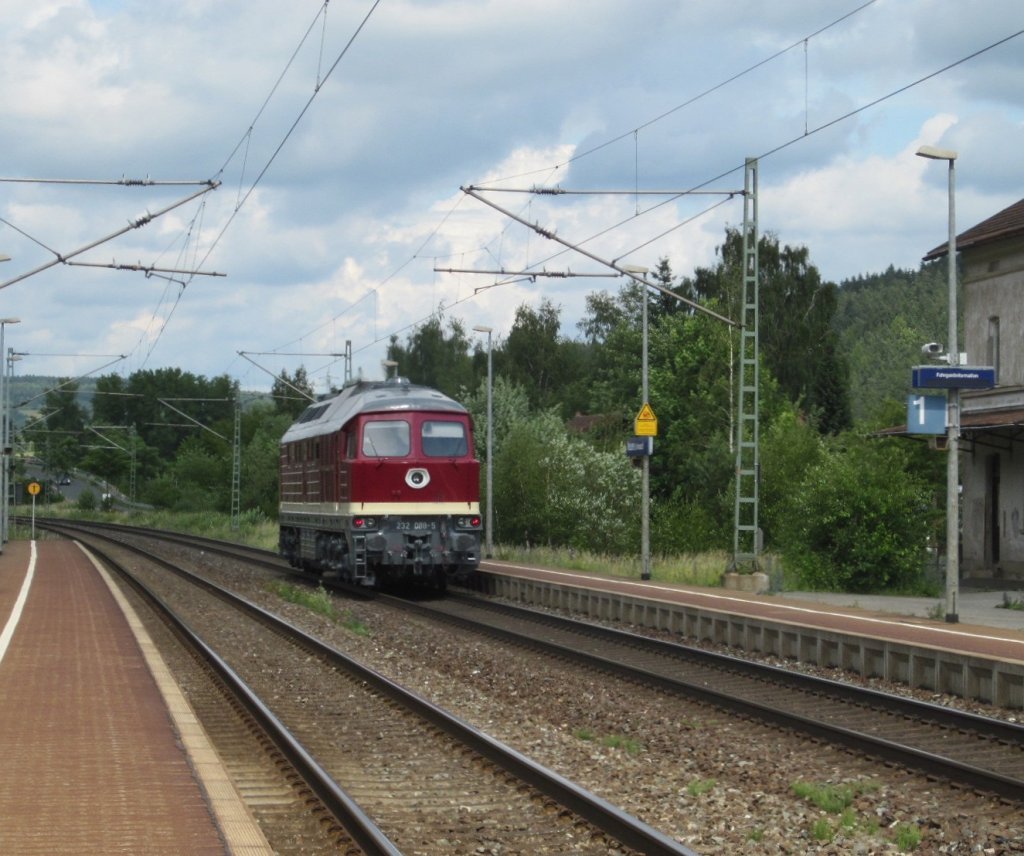 232 088 noch in  Altroter  Lackierung durchfhrt als Lz den Bahnhof Neuses(b. Kronach) Richtung Kronach.