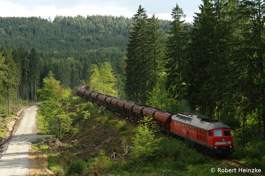 232 093-5 mit einem vollen Schotterzug im Wald bei Neukirch-West am 15.07.2011