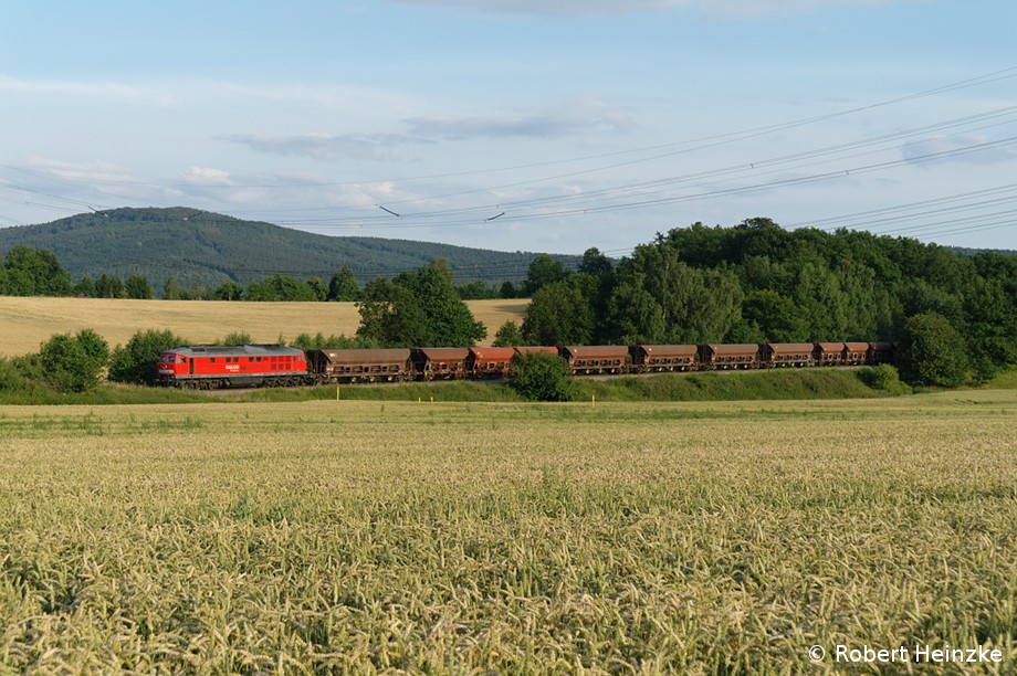 232 093-5 mit einem vollen Schotterzug bei Putzkau am 19.07.2011