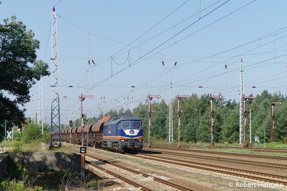 232 103-2 mit leeren Schotterwagen aus Riesa in Hosena am 26.08.2011