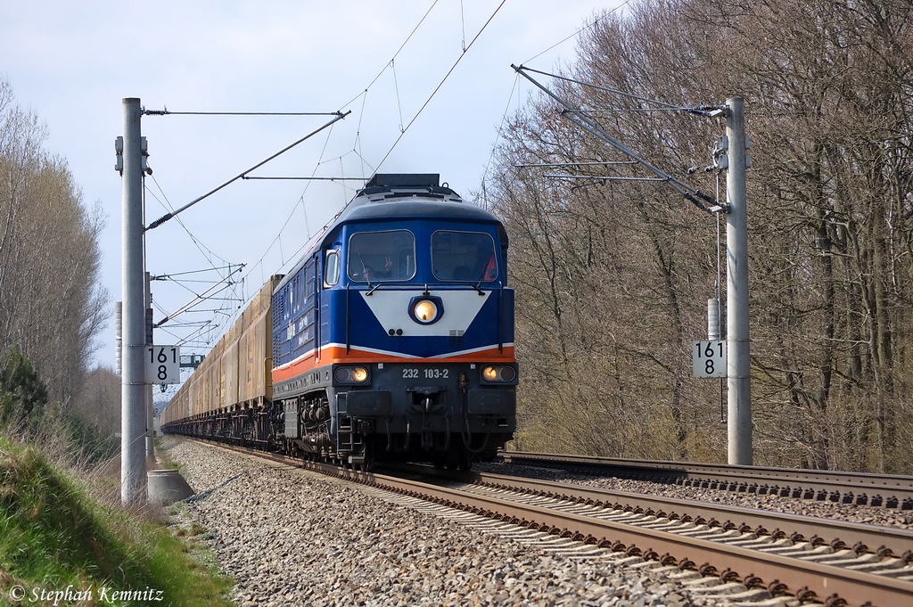 232 103-2 Raildox GmbH & Co. KG mit leeren Hackschnitzelzug bei Nennhausen und fuhr in Richtung Wustermark weiter. Netten Gru zurck an den TF! 14.04.2012