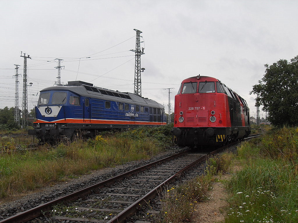 232 103 und 228 757 machten am 27.08.2011 in Stendal Pause.