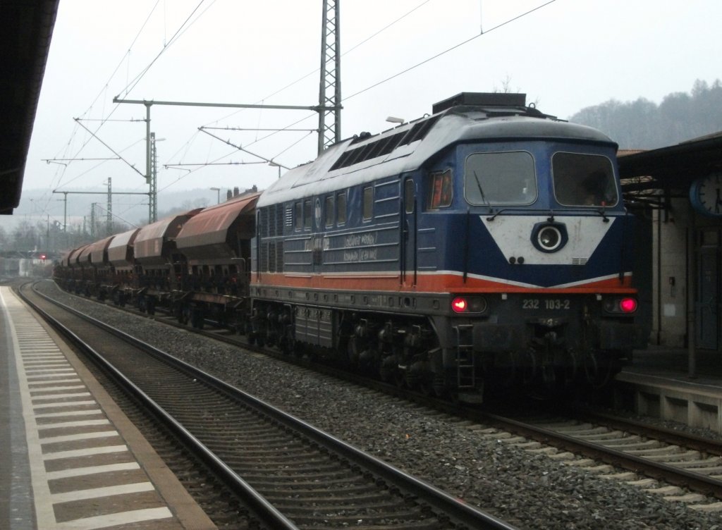 232 103 von Raildox dient am 05. April 2013 als Schublok an einem Getreidezug. Der Zug steht hier im Bahnhof Kronach und wartet auf Weiterfahrt Richtung Saalfeld.