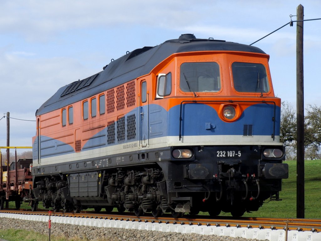 232 107-5 der Nordbayerischen Eisenbahn auf dem neuen und noch nicht eingeschotterten Gleis der KBS 753 zwischen Haslanden und Bad Waldsee am 10.11.2010.