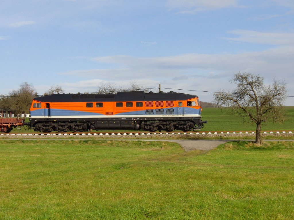 232 107-5 der Nordbayerischen Eisenbahn auf dem neuen und noch nicht eingeschotterten Gleis der KBS 753 zwischen Haslanden und Bad Waldsee am 10.11.2010.