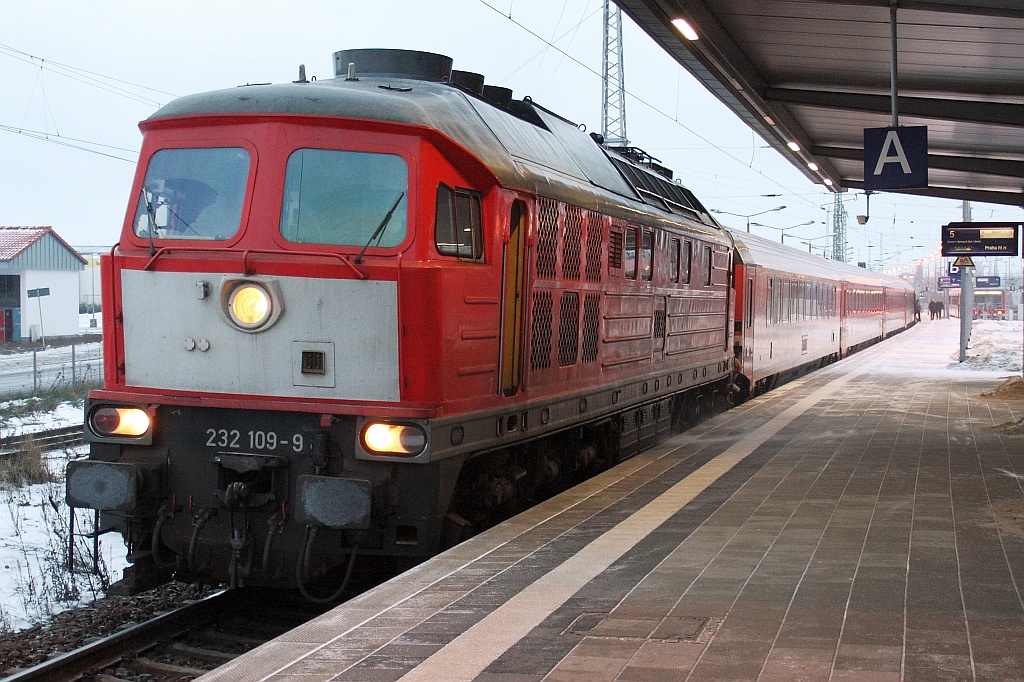 232 109 mit EC 179 aus Stettin am 12.12.2010 in Angermnde