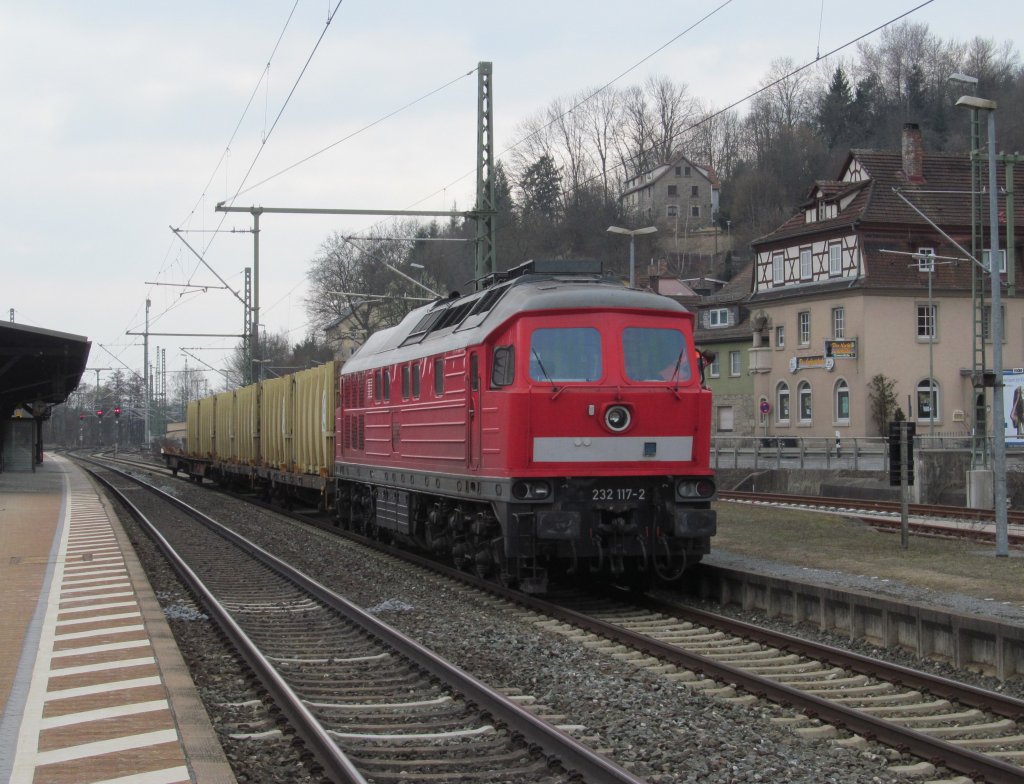 232 117-2 steht am 02. April 2013 mit der Kronacher bergabe auf Gleis 4 im Bahnhof Kronach.