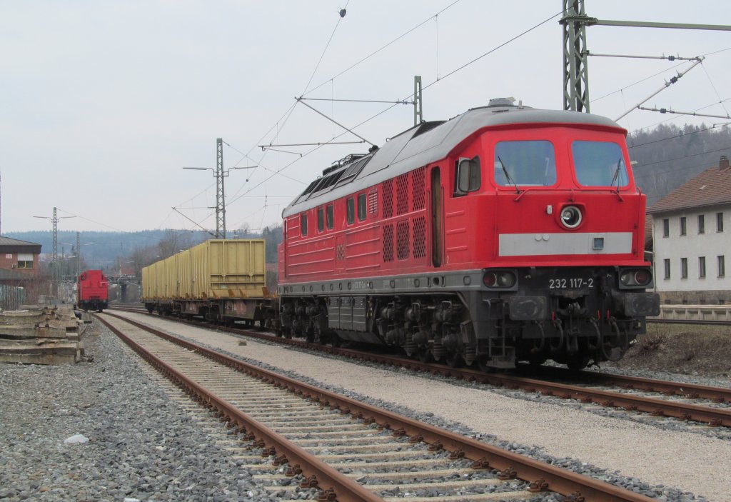 232 117-2 steht am 02. April 2013 mit der Kronacher bergabe auf Gleis 5 im Bahnhof Kronach.