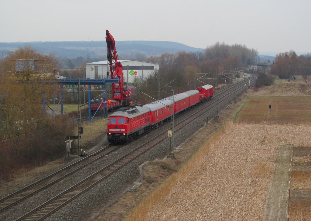 232 117-2 steht am 02. April 2013 mit einem Hilfszug am Anschlussgleis der Mllumladestation in Kronach-Neuses. Im Anschlussgleis wird derweil ein Kran aufgebaut, um die verunfallte 294 647-3 zu bergen.