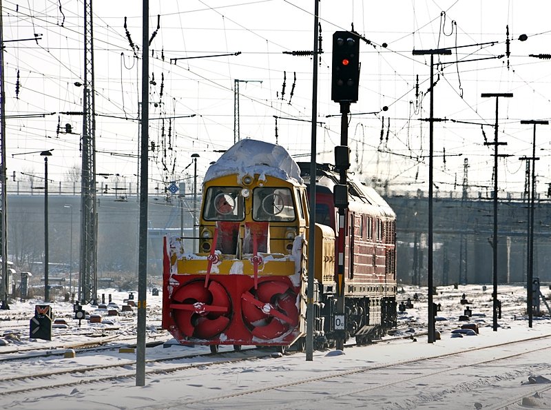 232 131 bringt die Schneefr�se in den Bf Stralsund zum Tanken, 21.01.2010