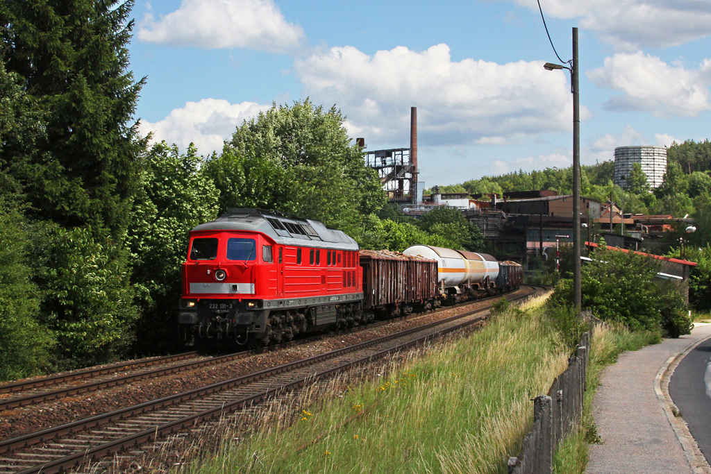 232 131 mit einem gemischten Gterzug am 24.06.2011 bei Sulzbach-Rosenberg.