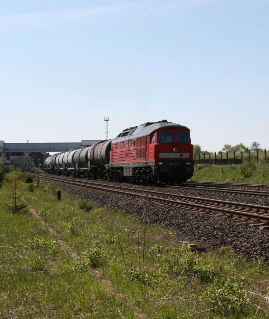 232 131 mit einen Kesselzug am Haken fhrt am 06.05.2011 durch Gutenfrst Richtung Vogtland.