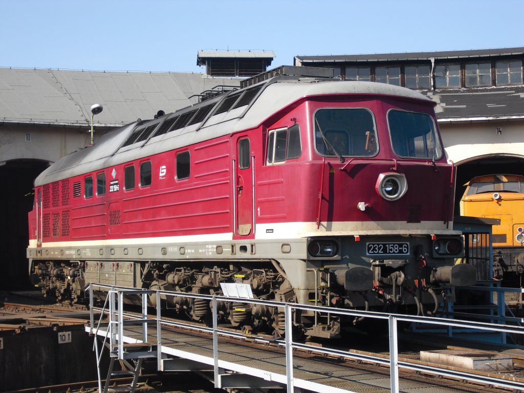 232 158-6 der LEG konnte man am 17.04.10 in Nossen bewundern. Nochmal Vielen Dank an die Veranstallter, dass auf Wunsch wirklich jede Lok aus dem Lokschuppen gezogen wurde!!! 