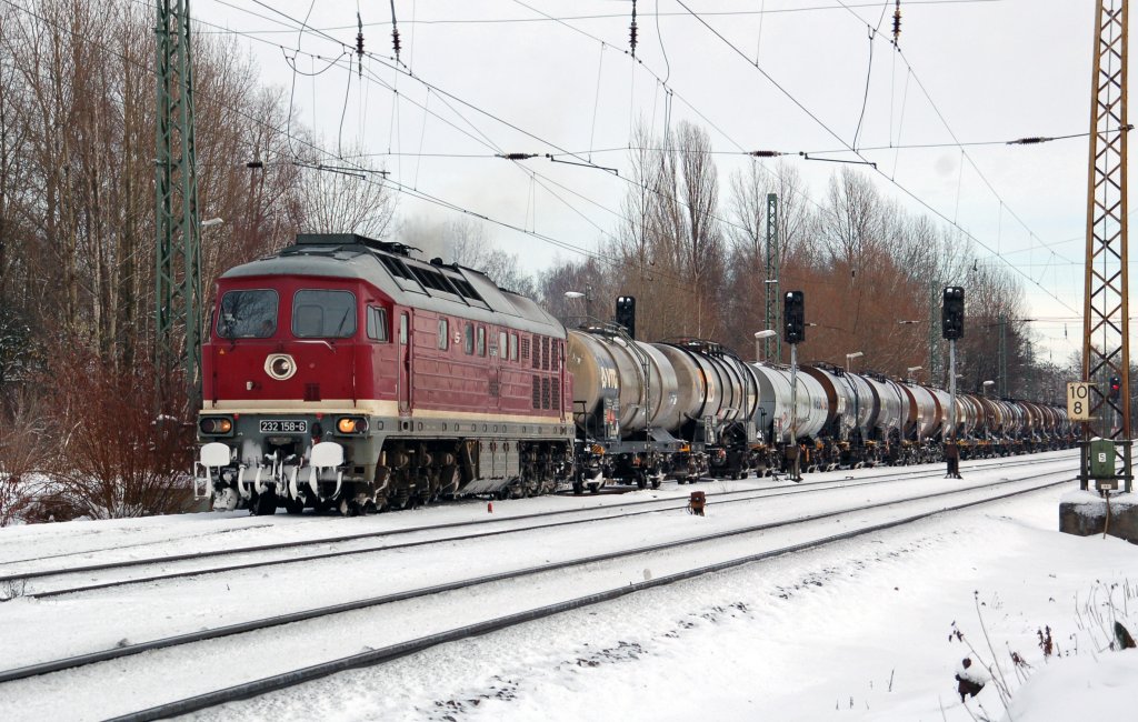 232 158 der LEG beschleunigt am 10.12.10 in Leipzig-Thekla und zieht ihren Zug Richtung Mockau.