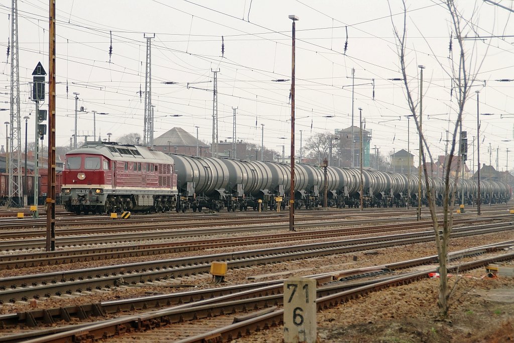 232 158 der LEG rollt am 27.03.2010 mit einem Kesselwagenzug durch Angerm�nde