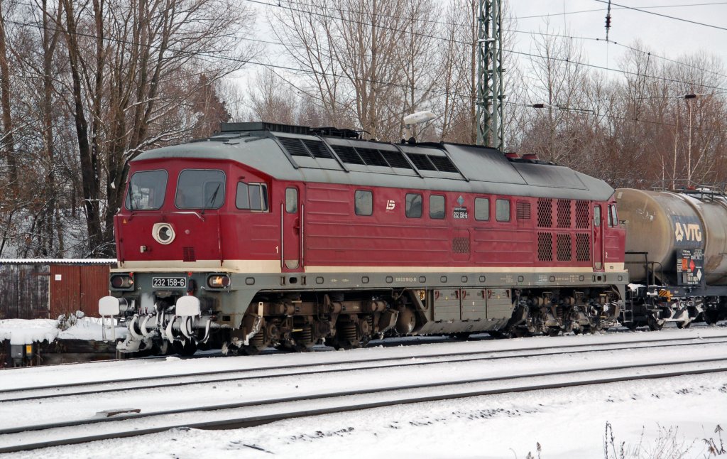 232 158 der LEG steht am 10.12.10 in Leipzig-Thekla und wartet auf die Weiterfahrt. Der Zug kam aus Richtung Cottbus.