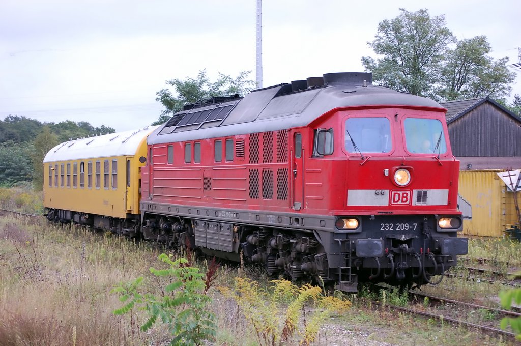 232 209-7 mit einem Funkmesswagen (60 80 09 - 24 200 - 9) steht am dem nicht mehr vorhanden Bahnsteig des Gleis 4 vom Rathenower Bahnhof. Sie kam aus Richtung Brandenburg. Musste in Rathenow umsetzen was bald 30min gedauert hat und ist nach der Einfahrt der MR51 in Richtung in Richtung Stendal abgefahren. 28.09.2010
