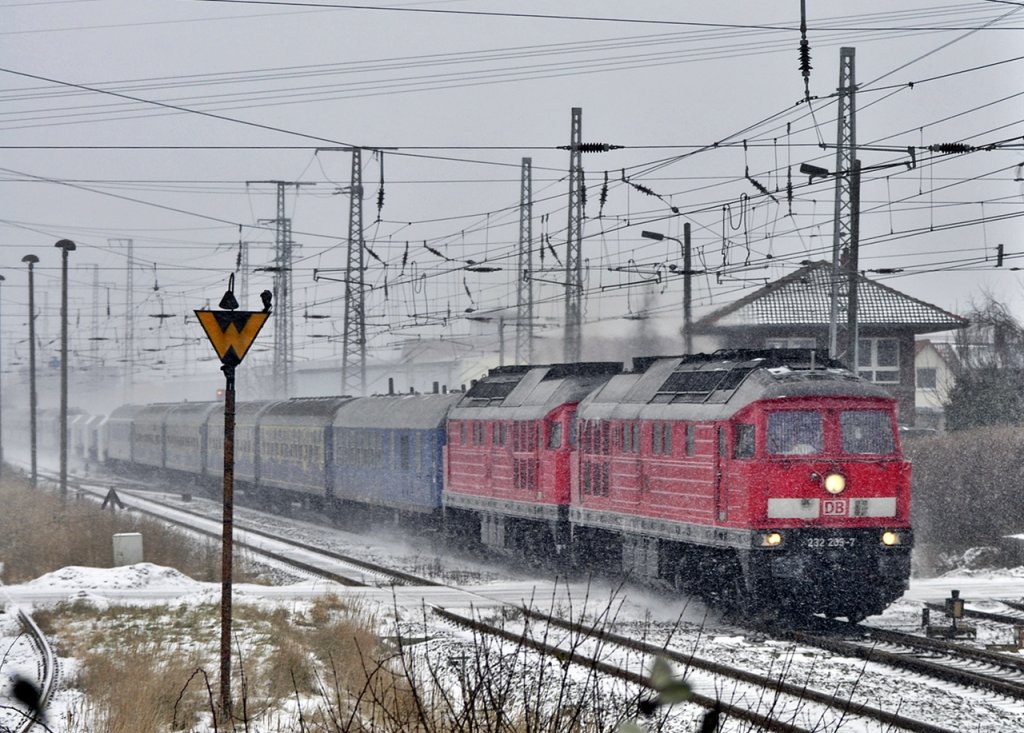 232 209+347 kommen mit dem Castortransport am 16.12.2010 durch den Abzwg Stralsund / Srg  nach Greifswald-Lubmin bei gutem Schneetreiben