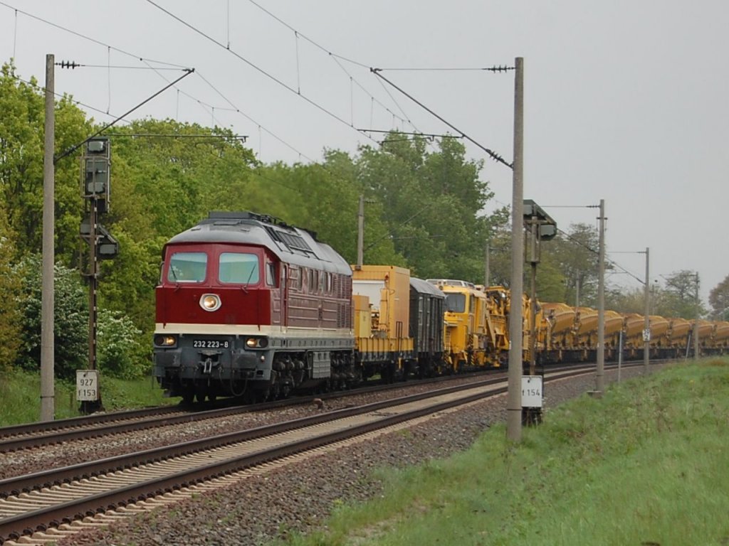 232 223-8 mit einem Bauzug am 22.05.2010 bei Woltorf
