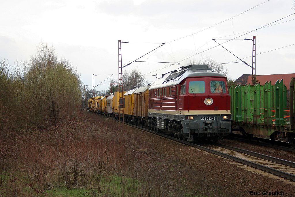232 223 mit einem Bauzug am 1.4.10 in Limmer.