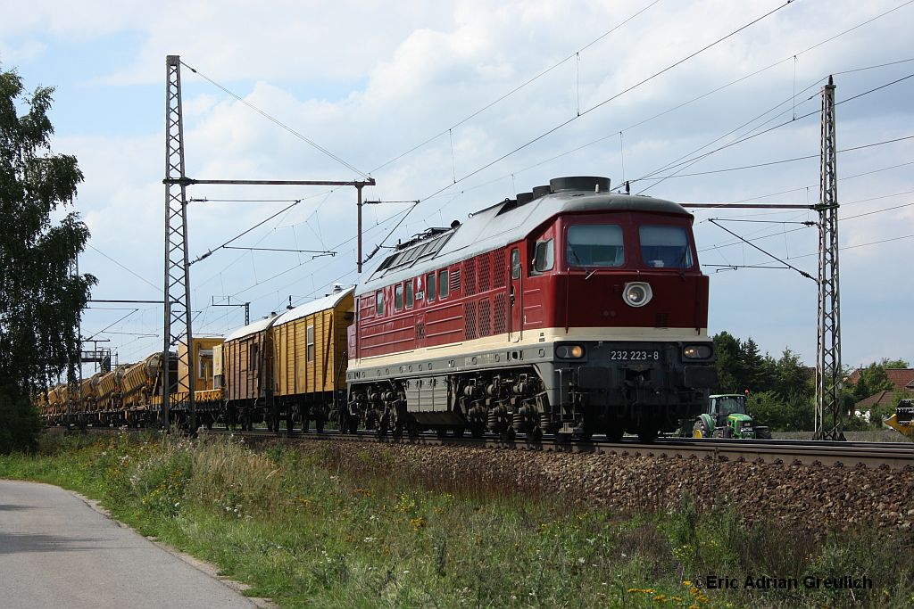 232 223 mit einem Bauzug am 21.8.2010 in Dedensen.