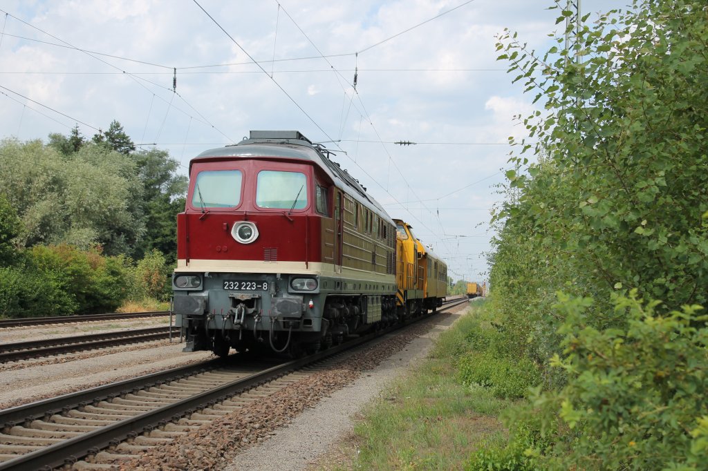 232 223 steht am 4. August im abgesperrten Bahnhof Gaimersheim zusammen mit einer V 100 und zwei Wohnschlafwagen.