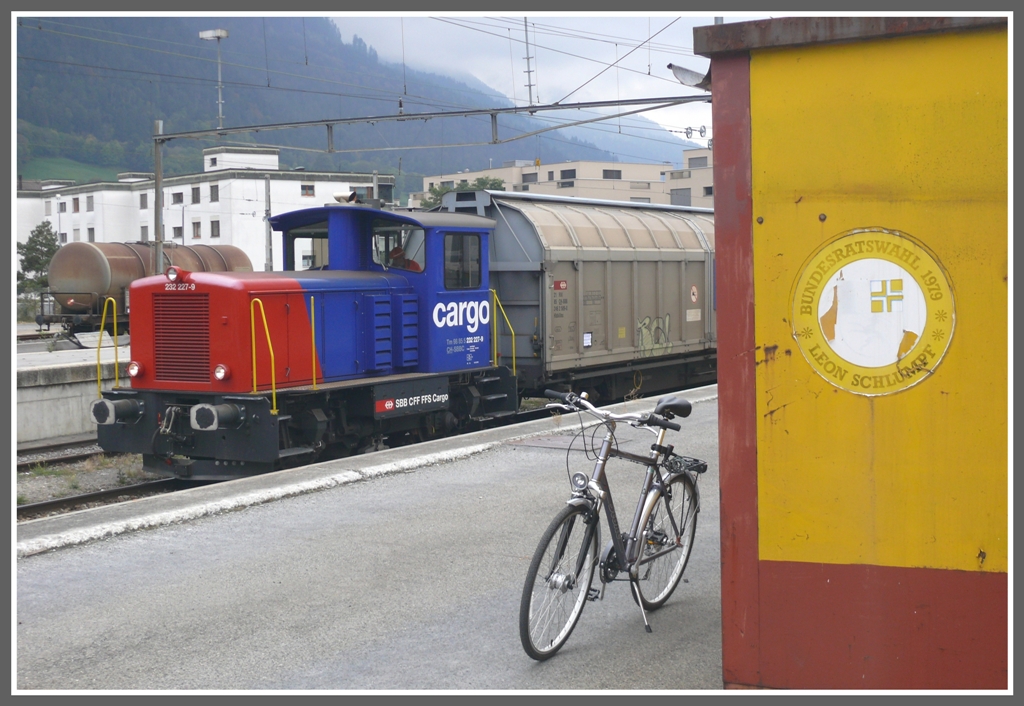 232 227-9 rangiert in Chur. Auch ein Werbekleber fr unseren ehemaligen Verkehrsminister Leon Schlumpf (Vater der heutigen Bundesrtin) aus dem Nachbardorf Felsberg hat an einem Container auf der Militrrampe berlebt. (18.10.2010)