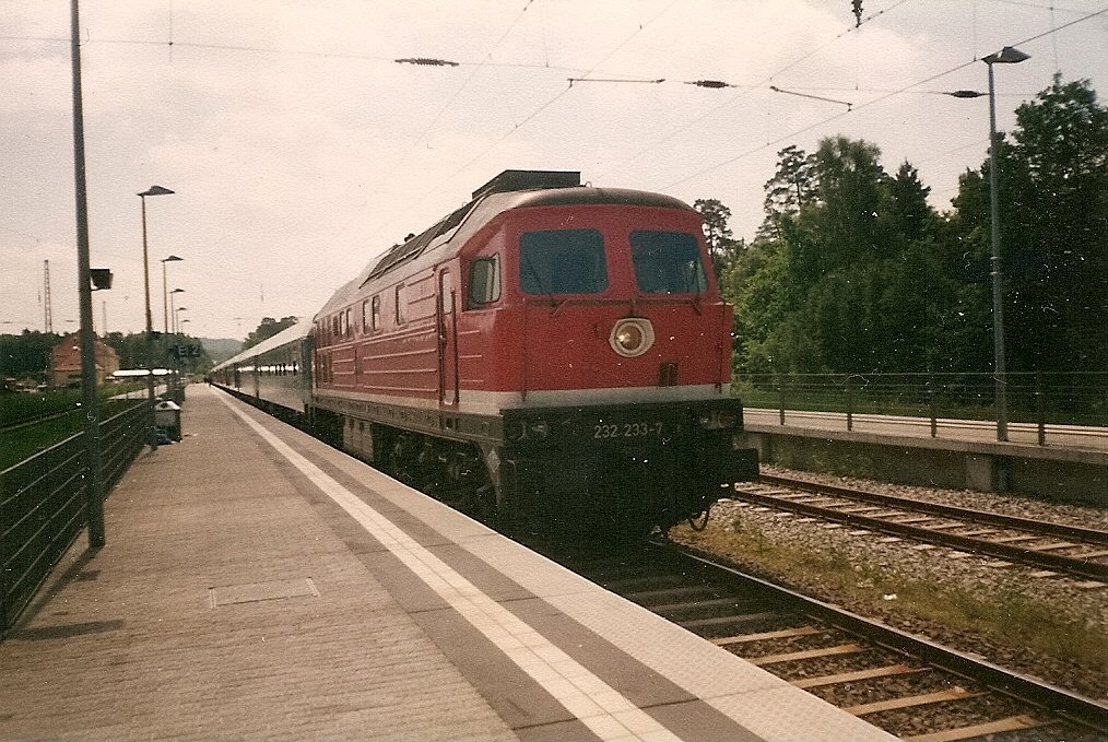 232 233 im Juni 1999 vor einem Interregio in Binz.Zum Zeitpunkt meiner Aufnahme war der Bahnsteig simlich leer und das war im Sommer.