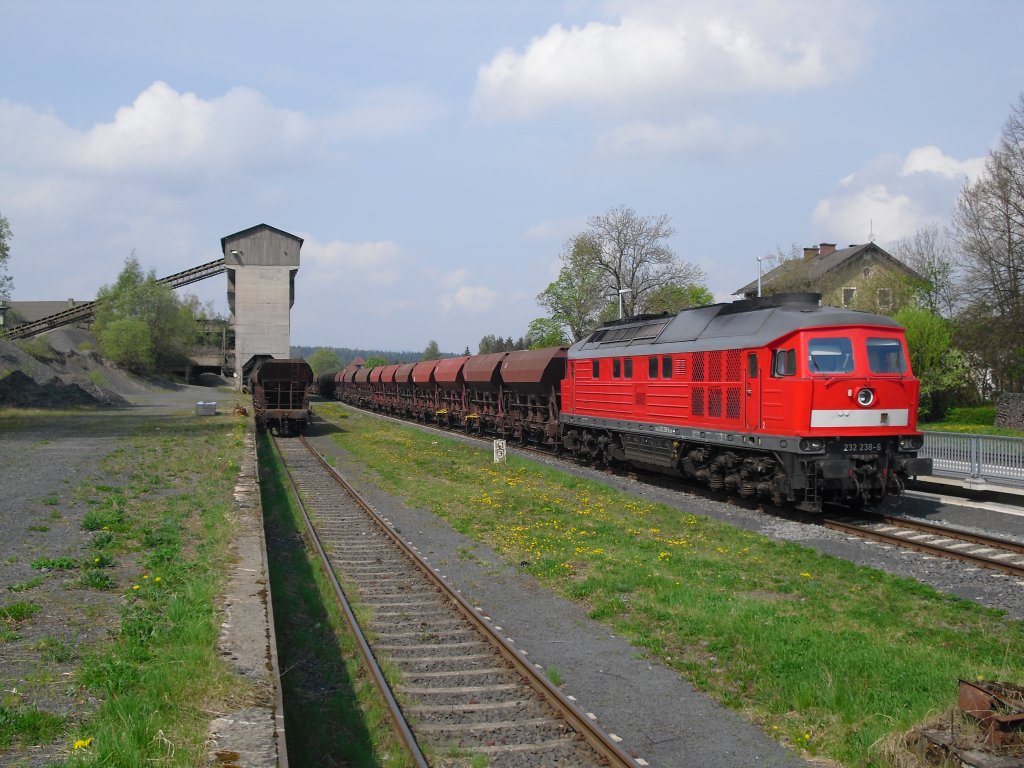 232 238-6 stand am 28.04.11 mit einem Schotterzug in Pechbrunn.

