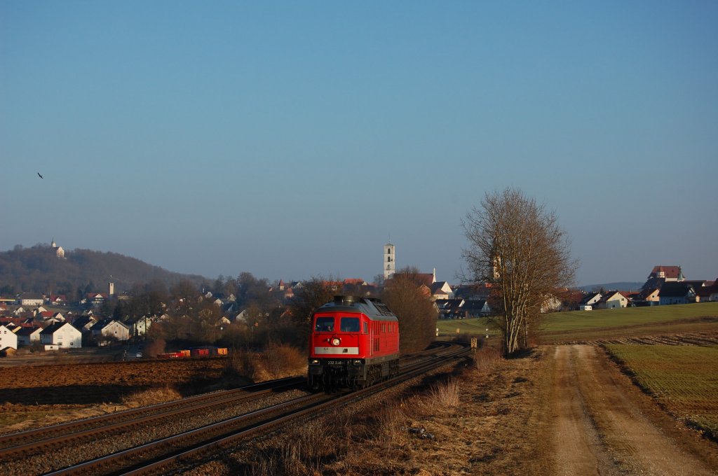 232 238 am 04.03.2011 bei Sulzbach-Rosenberg. Die Lok kam auf dem Gegenglais um einen kurz vor Neukirchen b. Sulzbach-Rosenberg liegengebliebenen Gterzug abzuschleppen.