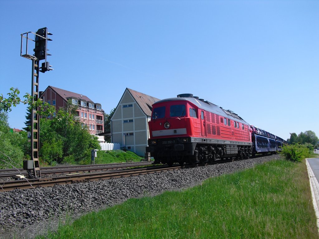 232 252-7 steht am 26.05.11 in Neusorg und wartet auf die Weiterfahrt Richtung Nrnberg.