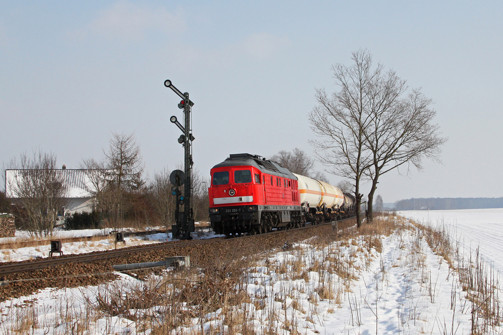232 252 mit einem gemischten Gterzug am 10.02.2012 in Freihls.