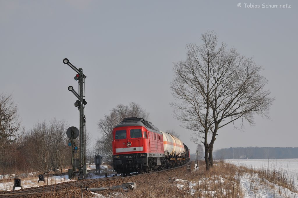 232 252 mit Gterzug am Einfahrsignal von Freihls am 10.02.2012
