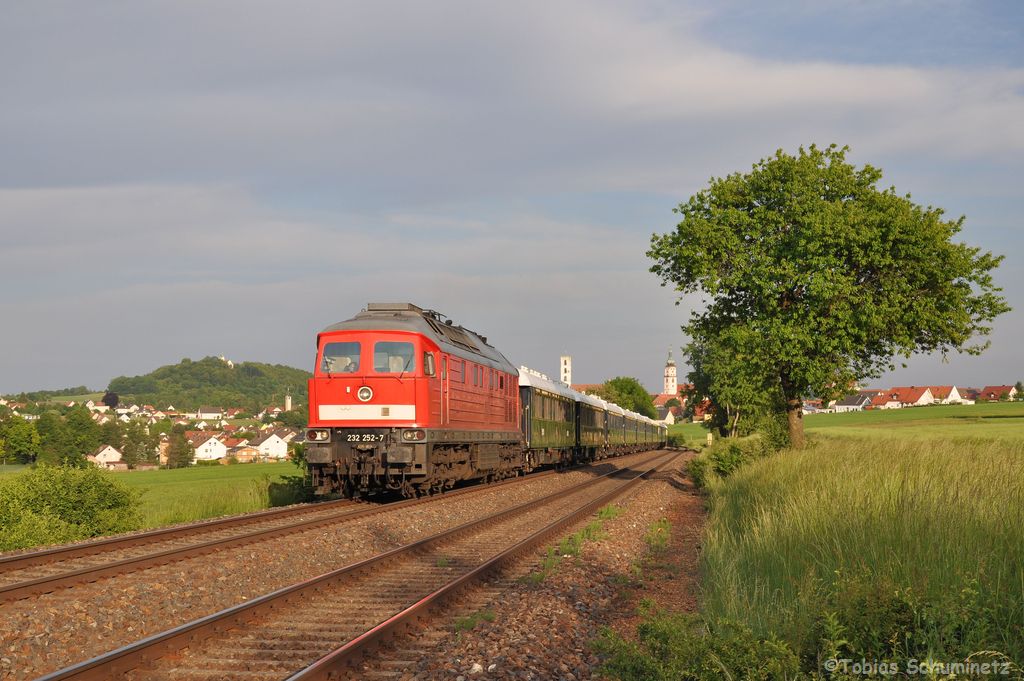 232 252 mit NF13450  VSOE Orient-Express  von Prag ber Paris nach Calais am 26.05.2012 bei Sulzbach-Rosenberg
