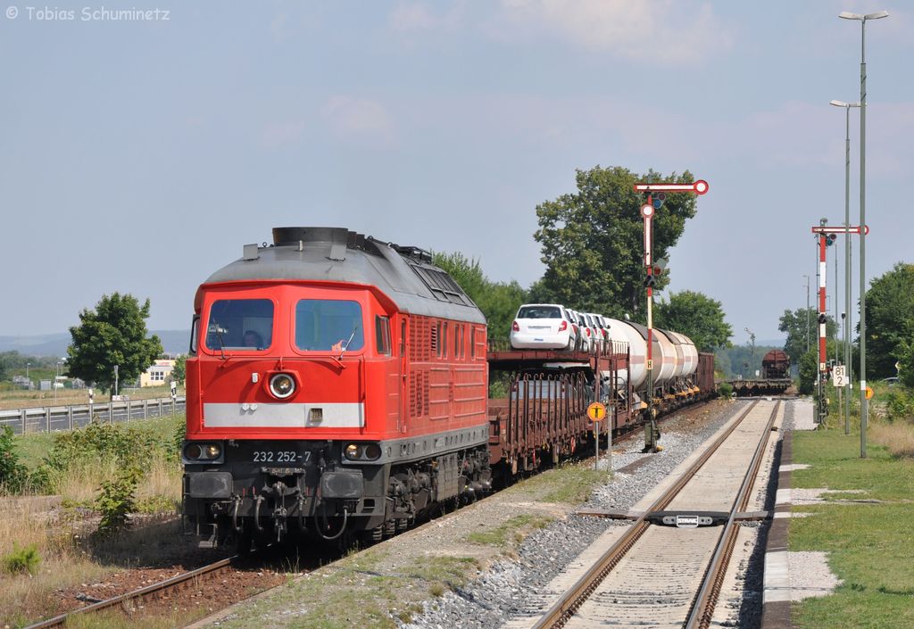 232 252 mit Zug 45330 am 27.07.2012 bei der Einfahrt in Freihls