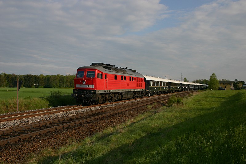 232-255 mit einem Orientexpress (Prag-Paris) auf der KBS 855 bei Irrenlohe am 8.5.2010.
Ein Spektakel der Extraklasse.;)