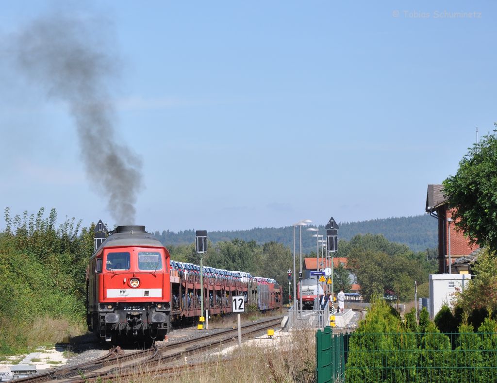 232 255 mit Umleiter-Autozug am 16.09.2011 bei der Ausfahrt aus Vilseck

