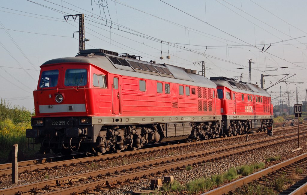 232 255 und eine weitere Ludmilla haben am 10.08.10 einen G�terzug nach Gro�korbetha gebracht und setzen nun um auf die Abstellgleise.