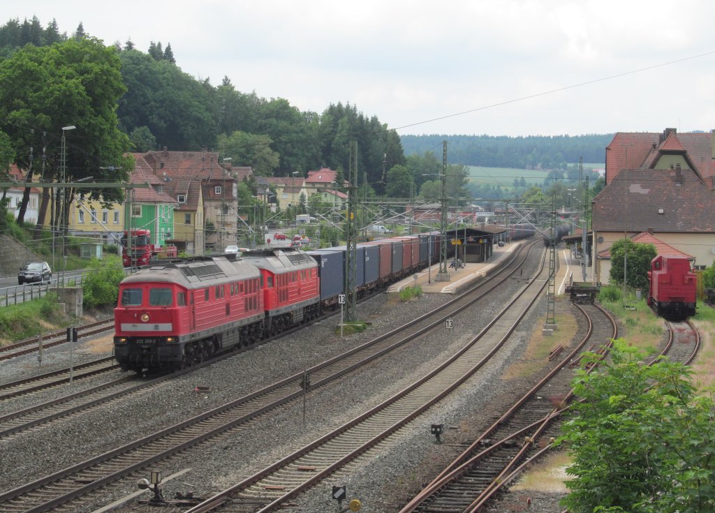 232 259-2 und 232 569-4 ziehen am 27. Juni 2013 einen Containerzug durch Kronach.
