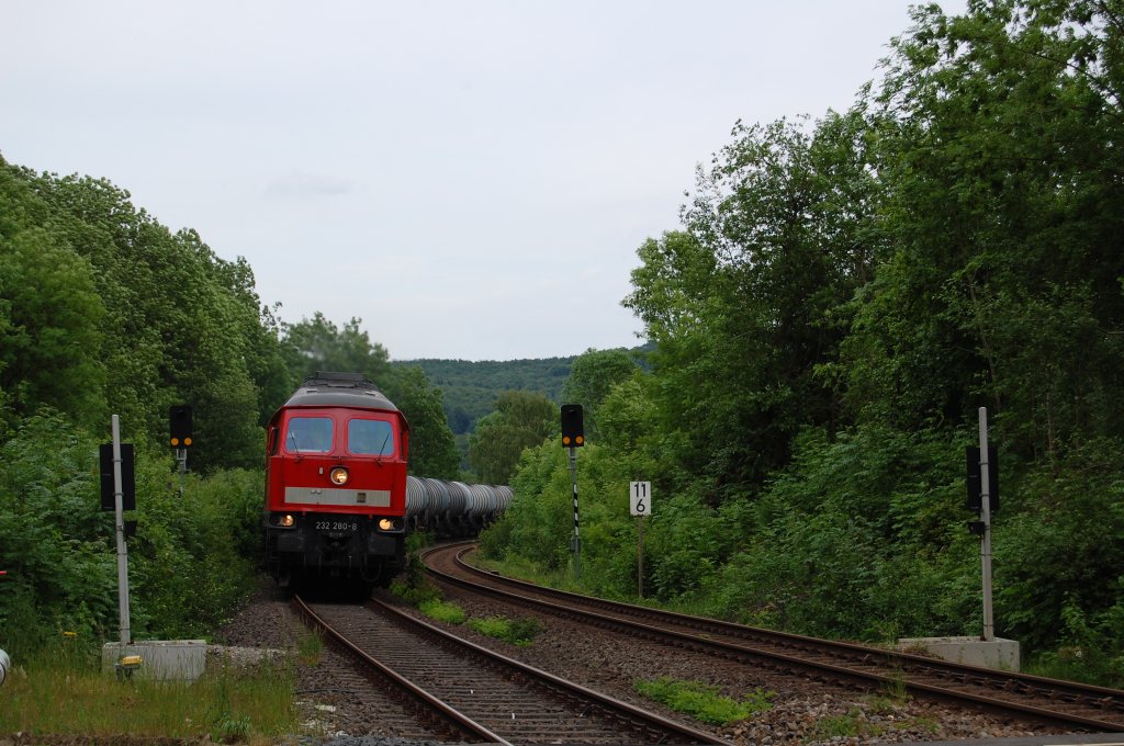 232 280-8 mit ihrem lzug von Brakel nach Hamburg, hier zwischen Herste und Bad Driburg am ehem. Posten 9, 08.06.2010.