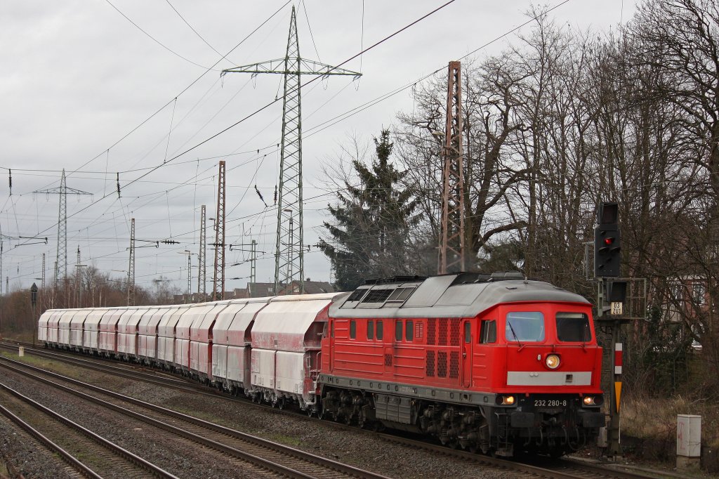 232 280 am 31.12.12 mit einem Kalkzug auf dem Gegengleis in Ratingen-Lintorf.