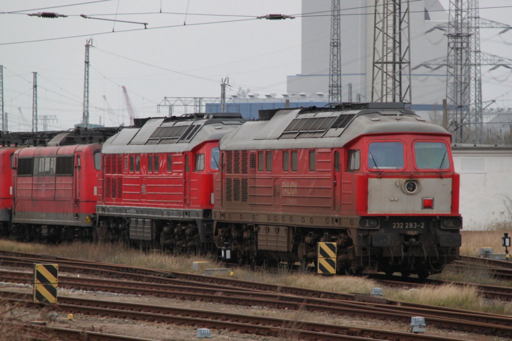 232 283-2 abgestellt in Rostock-Toitenwinkel dahinter stehen noch 151er.10.04.2012 