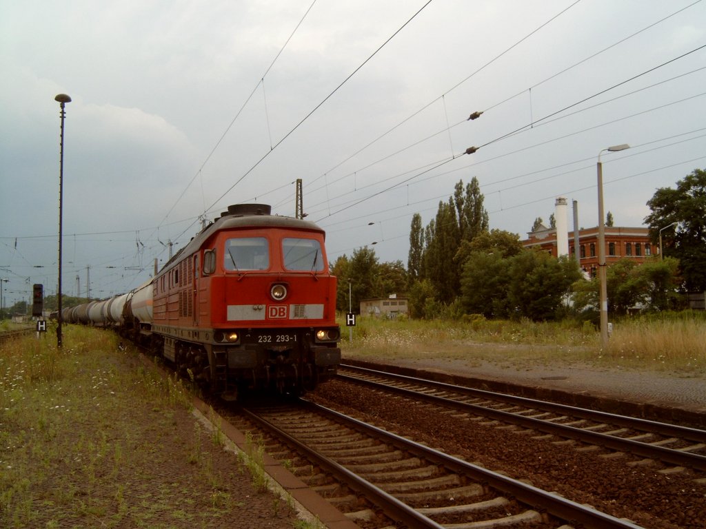 232 293 - am 21.07.2003 mit einem Kesselwagenzug in Leipzig-Leutzsch.
