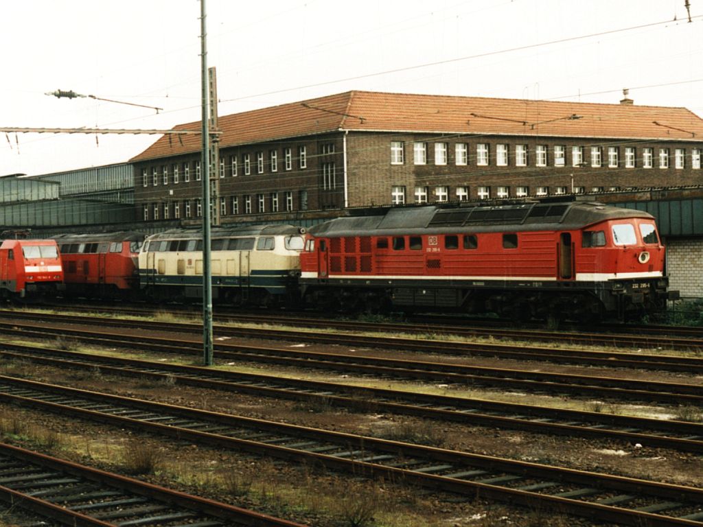 232 295-6 auf Wanne-Eickel Hauptbahnhof am 28-10-2000. Bild und scan: Date Jan de Vries.