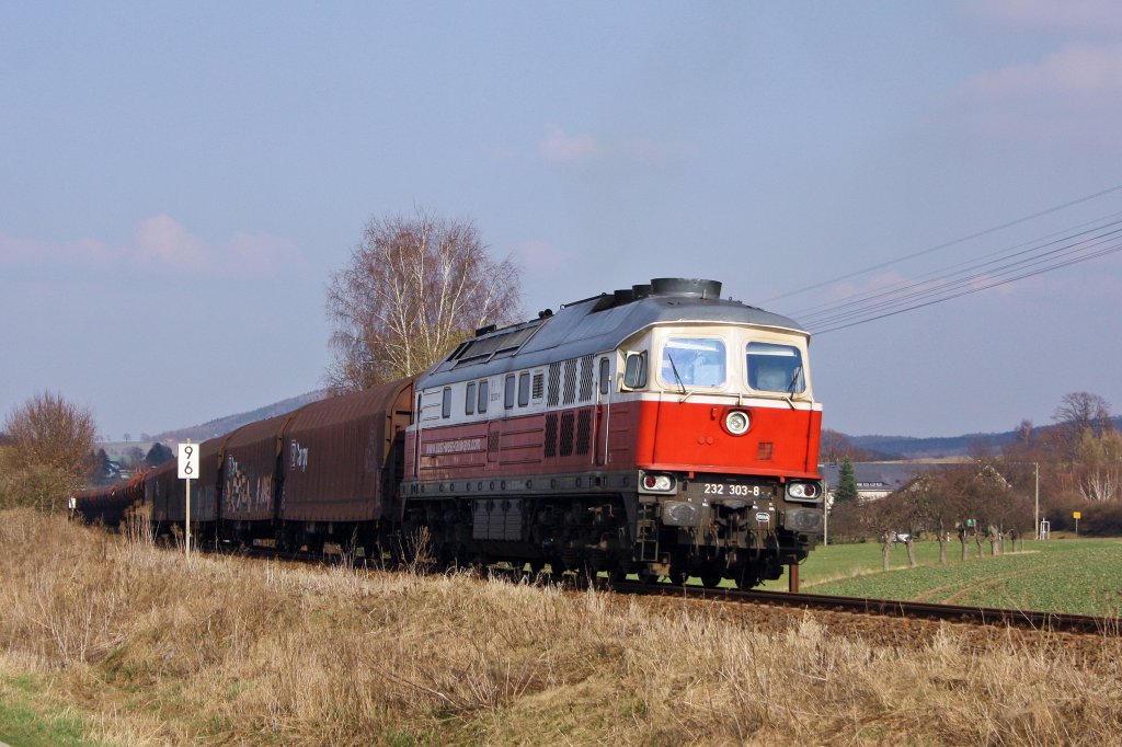 232 303-8 zieht am 23.03.'12 den freitglichen Kohlezug von Kamenz nach Bautzen. Nach einem Kreuzungshalt in Gersdorf wummert sie weiter in Richtung Pulsnitz.