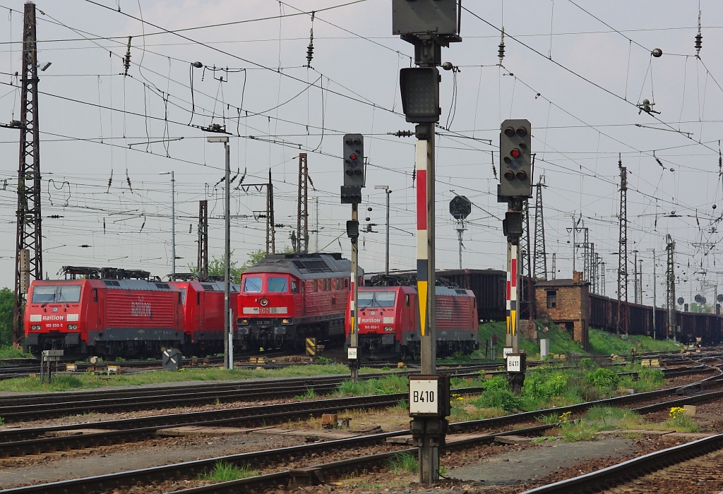 232 330-1 bringt einen Gterzug nach Grokorbetha und berwindet dazu gerade den Ablaufberg. Aufgenommen am 28.04.2011.