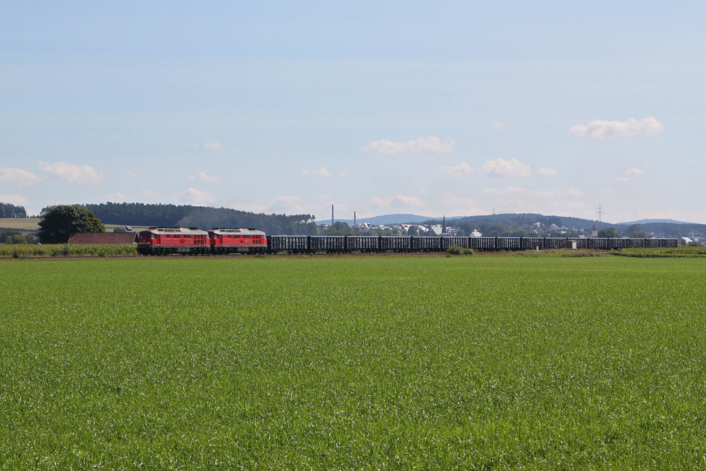 232 330 und 232 262 mit einem Stahlzug am 12.08.2012 bei Freihls.