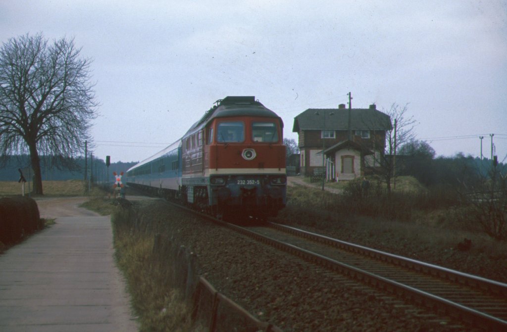232-352-5 auf der der Strecke Lbeck Bad Kleinen hier bei der Einfahrt in den Bahnhof von Grevesmhlen im Jahre 1994